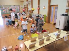 射的コーナー　的に当たると喜んでいました