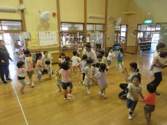 異年齢の友達と踊りを踊っています