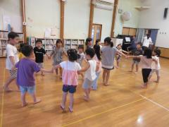 リズム運動で異年齢児と手をつないでいます。