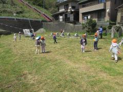 広い空き地で遊んでいます。