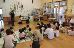 全園児揃って、七夕の由来を聞いています