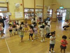 みんなで七夕の歌を歌ったり踊りを踊ったりしています