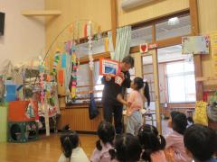 クイズの答えが書かれた星をめくって答え合わせをしています