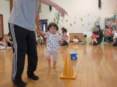 0、1歳児は保育士と一緒にゲームを楽しんでいます