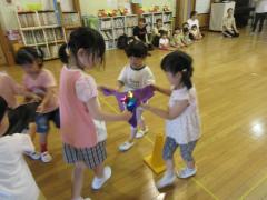 グループの友達と協力して星を落とさないように運んでいます