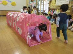 完成したこいのぼりのトンネルをみんなでくぐりました