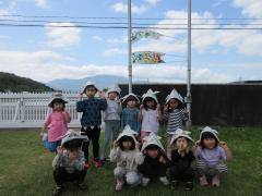 4月5日歳児が作った大きなこいのぼりではい、ポーズ