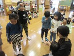 「これから一緒に遊ぼうね」と手作りのプレゼントを渡しました。