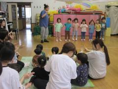 いちご組の手遊び「グーチョキパーで」。