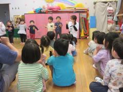 もも組の手遊び「りんごコロコロ」。