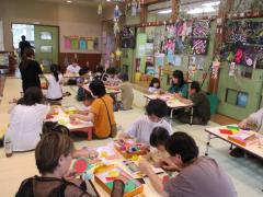 ホールで祖父母と制作あそび