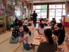 ホールで笹飾りつくり