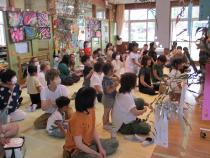 祖父母と肩たたきをしています