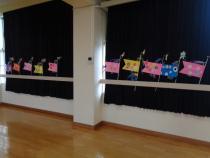 年長さんは風車付きのこいのぼりを作りました。