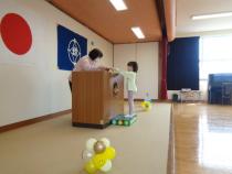 進級証書をもらっています