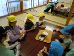 布地に輪ゴムを巻いています。