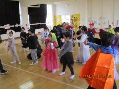 ハロウィンダンスを踊っています。