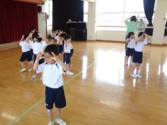 フラダンスの太陽の動きをしています。