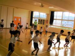 ステップが見どころの曲を踊っています。