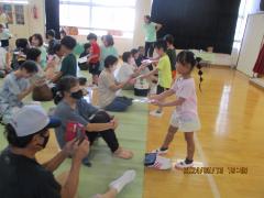 プレゼントをわたしています。