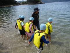 大海原に入る子どもたち