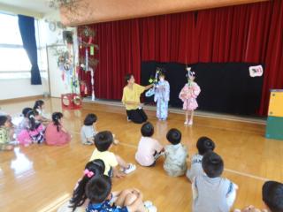 七夕飾りをみんなに紹介しています。