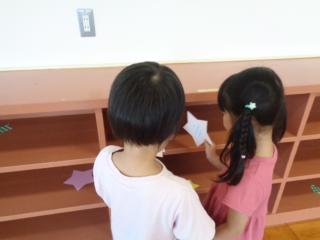 異年齢ペアで見本の星と同じ星を探しました。