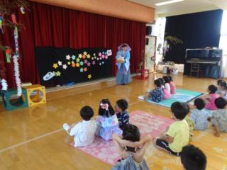 天の使いがお菓子を届けてくれました。