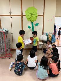 にじいろのおはながさくのかな？うんどうかいおうえんしているよってかいてあったね。