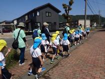 手をつないで頑張って歩いたよ。