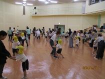 手をつないで親子ダンス