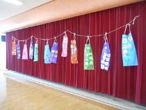 年長さんは大きなこいのぼりを作りました。