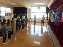 園庭のこいのぼりに届くように大きな声で歌ったよ。