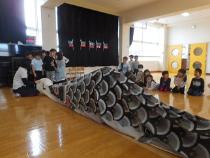 願いを込めて、大きなこいのぼりの中をくぐりました