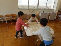 友達と協力してテーブルセッティング