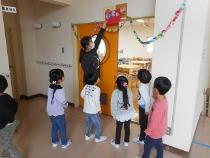 看板を付けているところを見ている