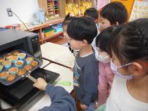 完成したカップケーキを見ている