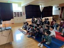 映画館のような部屋で映画鑑賞