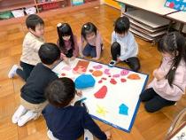 的はどこに貼ろうかなと相談している