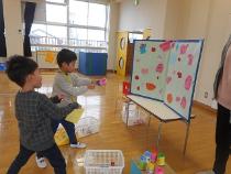 的を狙って投げている