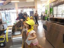 切符を持って改札を通っている