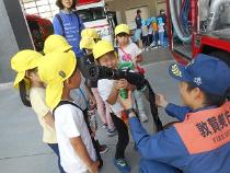 ホースを持っている