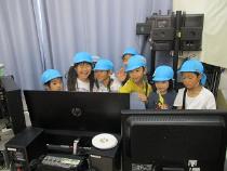 モニターに友達が映っている