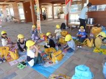 お弁当を外で食べている