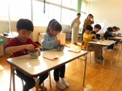 年長児がお茶を点てている