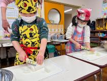 大根やかぶを切っている