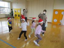 クリスマスソングに合わせてダンス