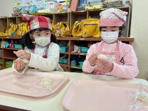 おにぎりを食べている