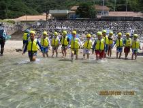 海に入っていく子ども達