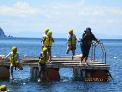 海にダイブしている